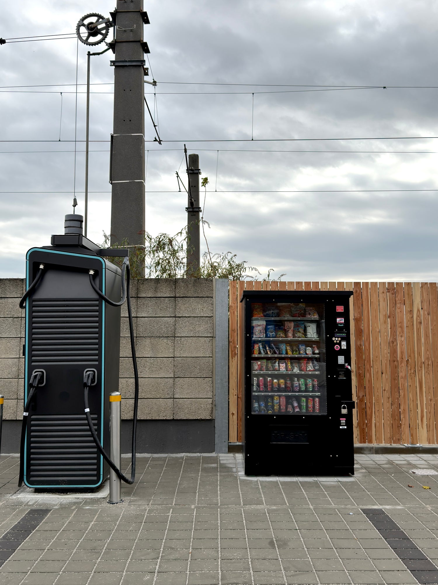 Das hier ist bereits unser 3. Snack Cube Standort – zu finden in der Wiener Straße 110–114, 3500 Krems an der Donau, direkt beim neuen LE BURGER 🍔Hier bekommst du 24/7 internationale Snacks & Drinks aus aller Welt  – ganz easy direkt aus dem Automaten! Ob süß, salzig oder völlig verrückt – Snack Cube bringt dir den Geschmack der Welt nach Krems! 